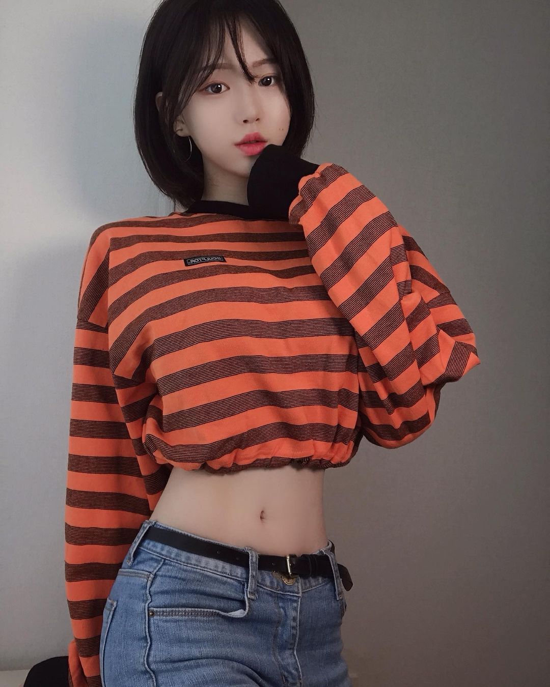 高颜值「水蛇腰辣妹」逆天身材!白皙美腿视角叫人无法专心