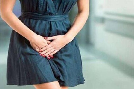 尿血是怎么回事女性,这四个女人尿血的原因及治疗