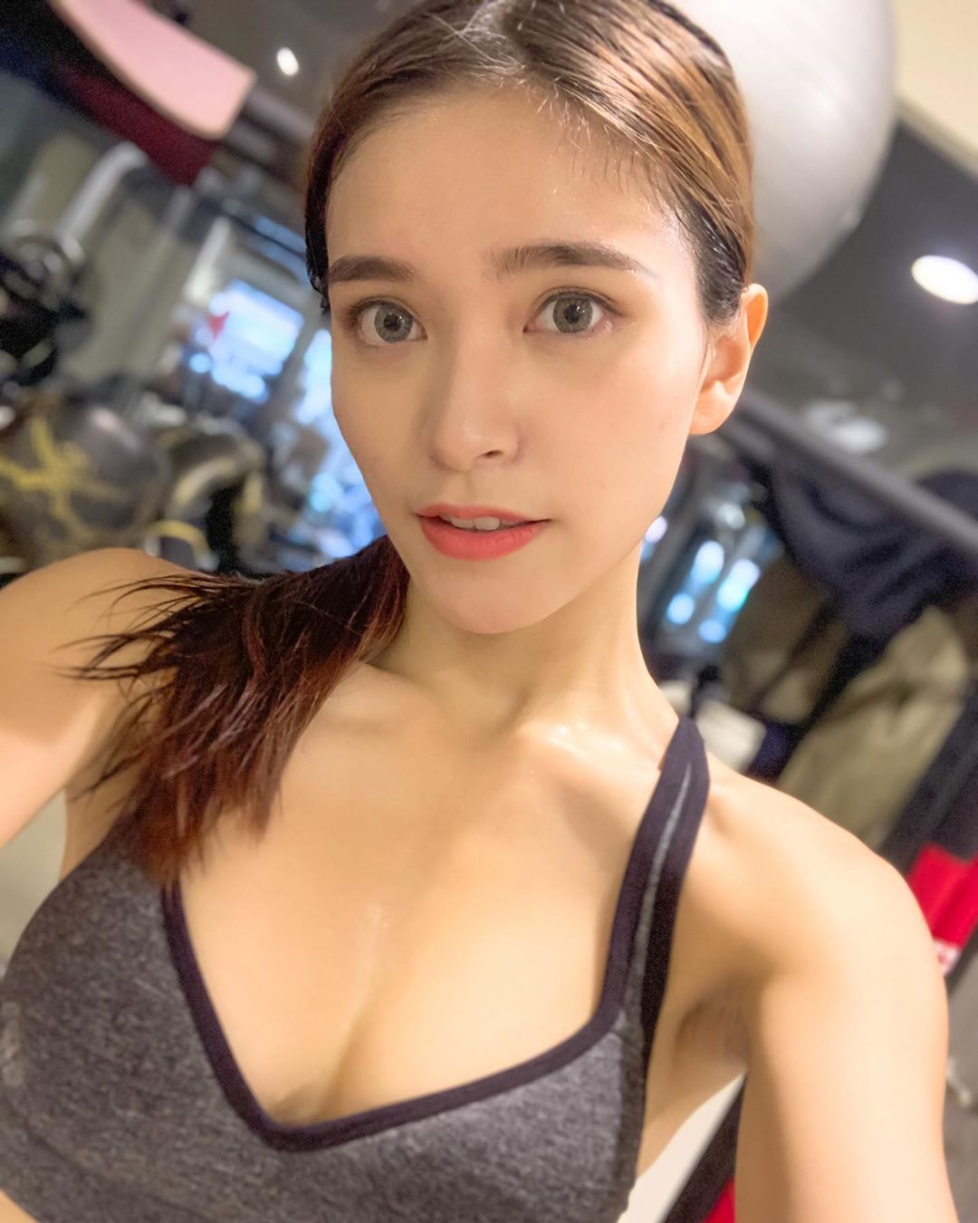 阳光女孩白皙长腿攻占你心！台艺大正妹「糖糖」学生运动服让人恋爱了