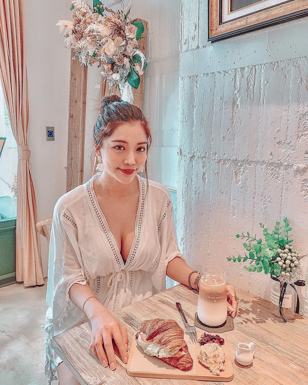 [网络正妹]莎莎Lisa 嫩白碗公奶圆又挺...让人移不开眼