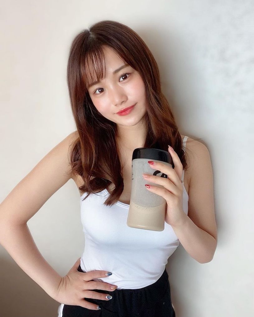 「うれしのちゃん」的曲线也很饱满诱人,有次咖啡色连身装在喝饮料,手摸着头,胸型十分明显,秀发看起来滑顺又有光泽感,让超过破万的网友来赞!「うれしのちゃん」最喜欢夏季,她撑着阳伞取散步,探索各式好吃的美食餐厅~