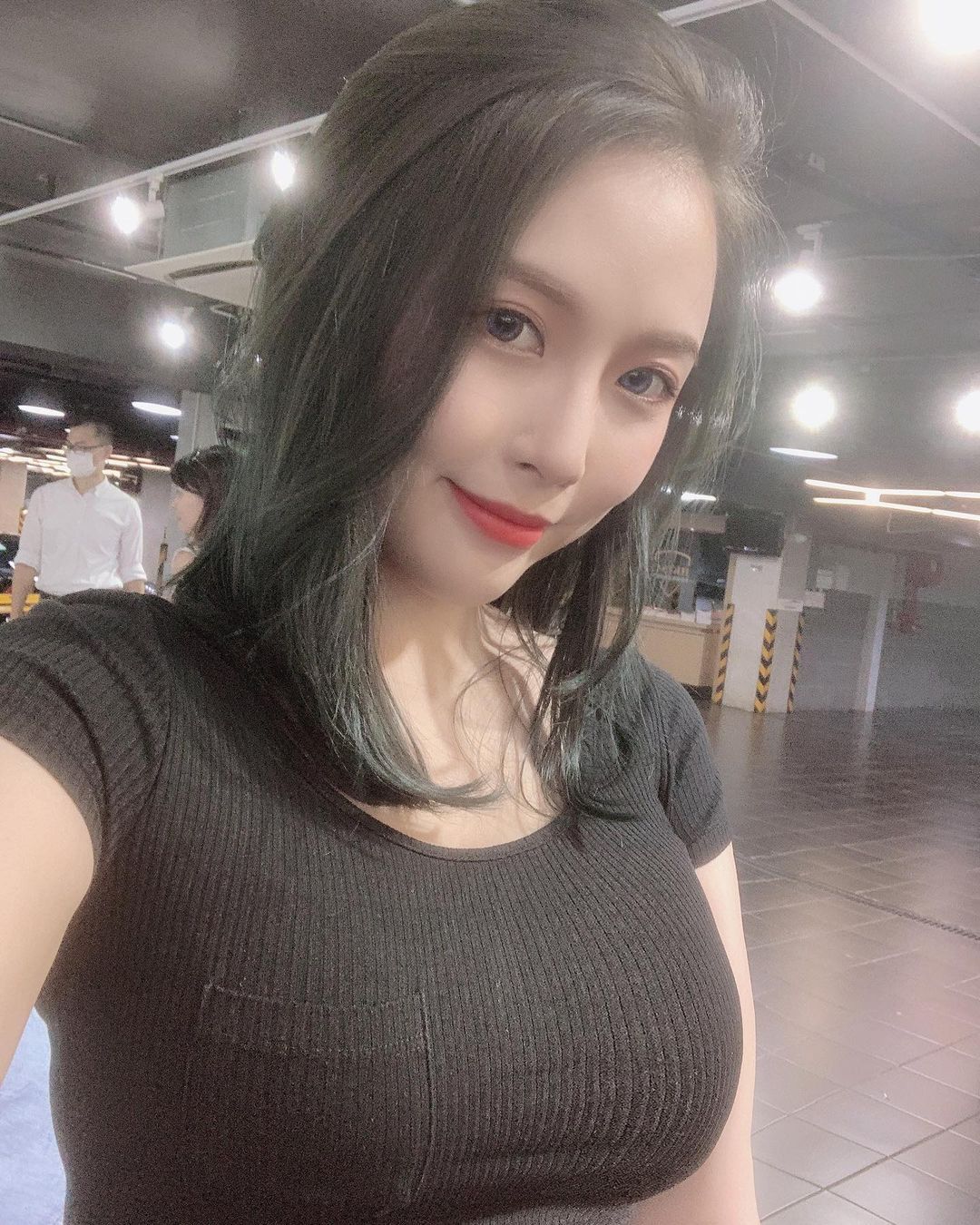 高颜值「超甜美正妹」傲人视角让人难以抵抗!