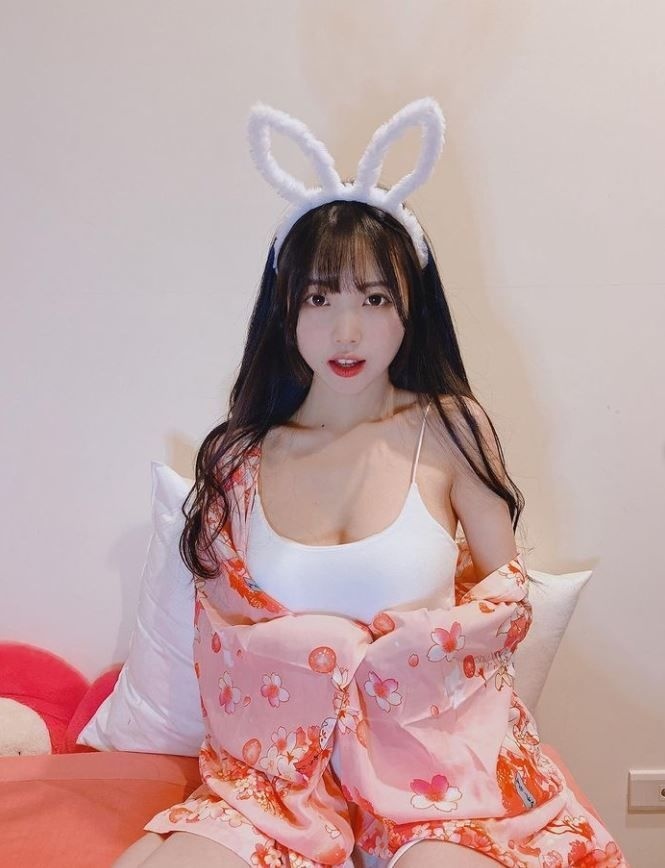 [IG美女]甜萌女孩蹲路边…可爱破表「无辜眼神」让人融化：好想带回家照顾！