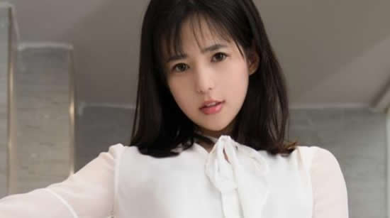 艾栗栗出生于1996年,今年24岁。艾栗栗是一位十分性感的女模特,拥有一双令人羡慕的大长腿,比明星关晓彤的大长腿还要吸睛,很多人都是被艾栗栗的大长腿给迷住的,并且纷纷被其圈粉。