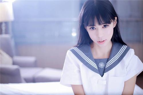 艾栗栗是性感宅男女神,艾栗栗时不时撩开白色毛衣,镜头前可以看的出来一展骨感好身材,傲人的大胸更是让人一览无余。