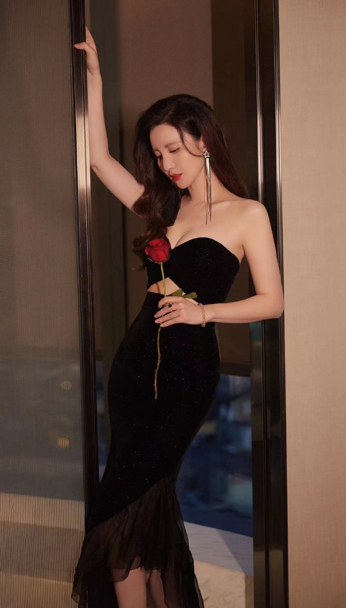 张萌穿蝴蝶结抹胸丝绒裙 高贵性感艳压群芳