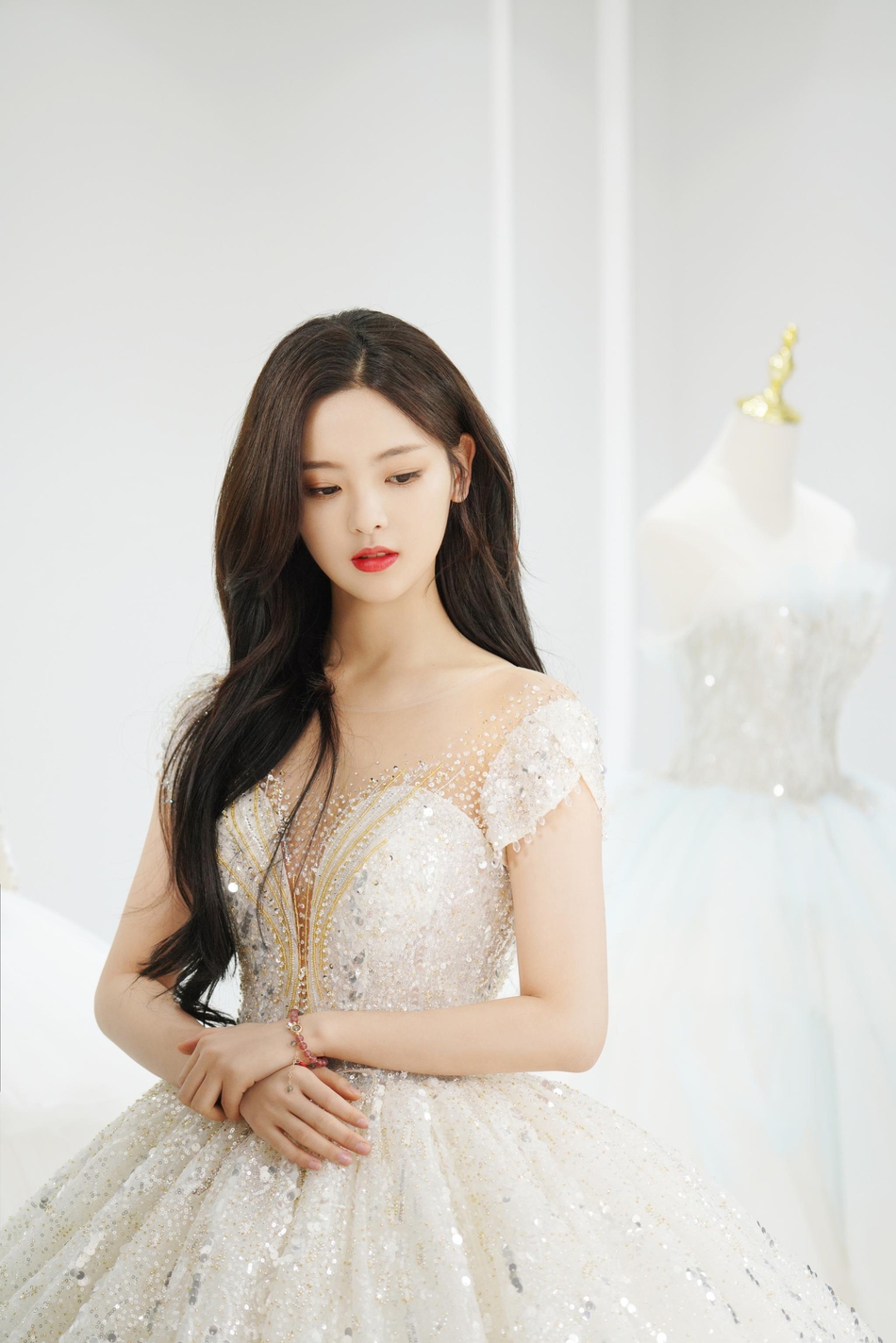 杨超越婚纱造型曝光 深V礼服凸显好身材