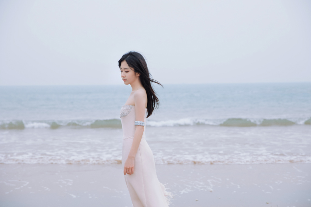 谭松韵拍海边绝美大片!一袭白色低胸长裙优雅迷人