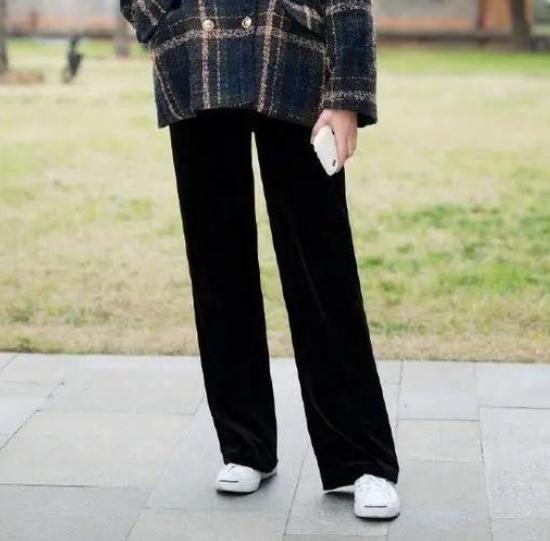2、丝绒裤 丝绒裤不仅触感柔软，而且保暖效果会更好哦！还能为你带来舒适的穿着体验，入手不亏！比如：身高在160左右的女生，如果选择选择高腰搭配齐踝款式的丝绒裤，就能轻松将你的腿线拉长，不怕穿不出显腿长的效果！
