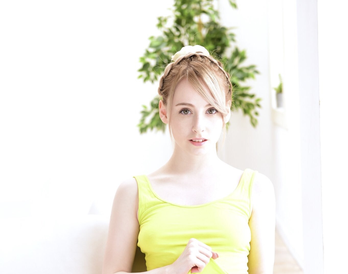 Gemma Louise虽然是乌克兰人不过却是在英国出生的女孩,小时后因缘际会下接触到日本文化,因为太喜欢日本的事物,选择到日本发展.....不过并不是当一名普通的模特!而是跟许多年轻的日本萌妹一样选择成为「写真女星」?!