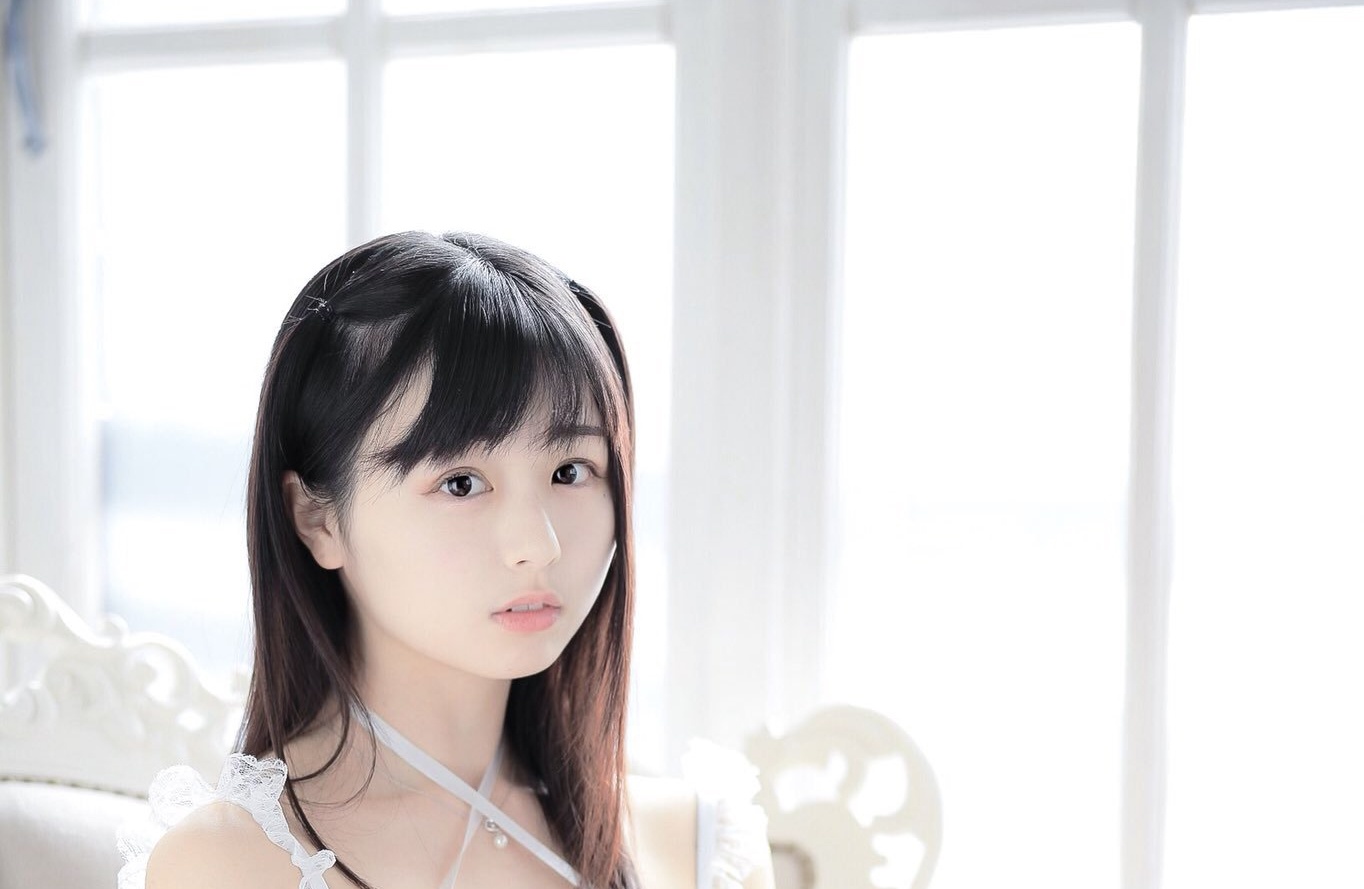 くりえみ是一名写真女星,然而在早期是作为一名偶像明星在演艺圈活动的当时的艺名是「栗田惠美」,甜美可爱的形象深植人心,直到退团后开始认真在写真界打拼,并且改名成くりえみ!