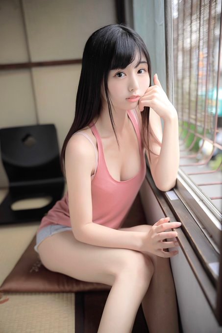 魅力无法挡的くりえみ常常会让男人不自觉得爱上自己,全靠着她无害的颜值跟白里透红的美及大胆的个性吸引到不少粉丝~