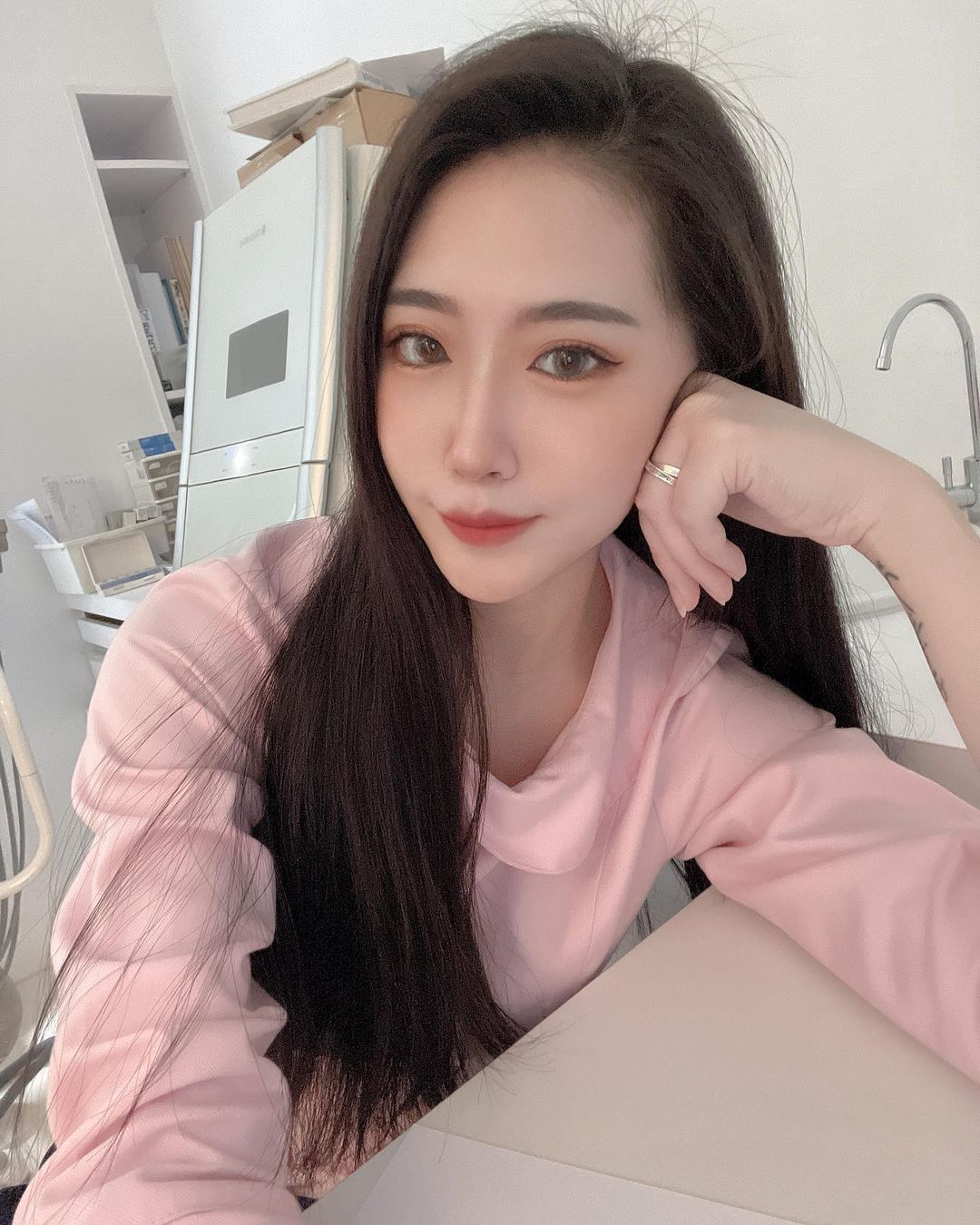 果然Yuna除了上班时是小天使,下班后就很爱趴趴走,不是去运动就是和朋友聚会玩耍,也时常会有穿着运动服的自拍,难怪身材辣成这样!