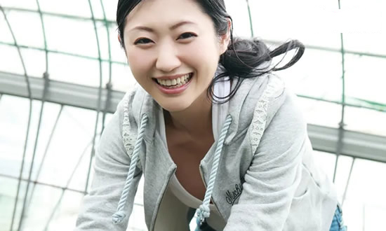 坛蜜又名叫齐藤支静加,是一个日本的演员兼模特,出生于1980年,有着新一代的写真女王的称号,是一个日本新一代的性感女神。