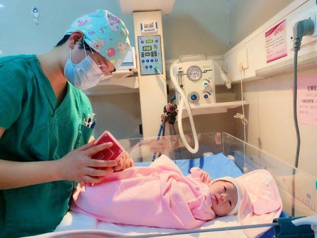 郎朗吉娜官宣生子,同晒一家三口握手照,宝宝小手肉嘟嘟超可爱