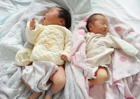 郎朗吉娜官宣生子,同晒一家三口握手照,宝宝小手肉嘟嘟超可爱