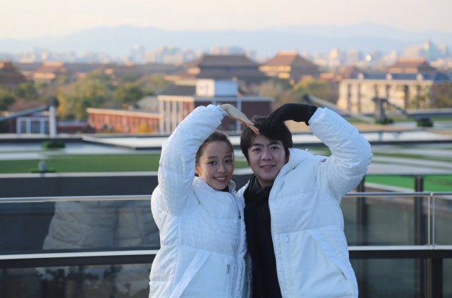 郎朗吉娜官宣生子,同晒一家三口握手照,宝宝小手肉嘟嘟超可爱