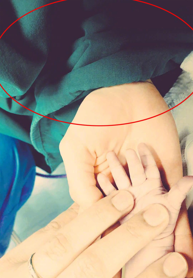 郎朗吉娜官宣生子,同晒一家三口握手照,宝宝小手肉嘟嘟超可爱