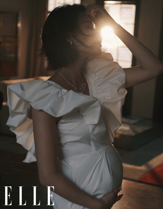 41岁胡杏儿曝孕期写真,孕7月肚子浑圆,化浓妆穿吊带性感又温柔