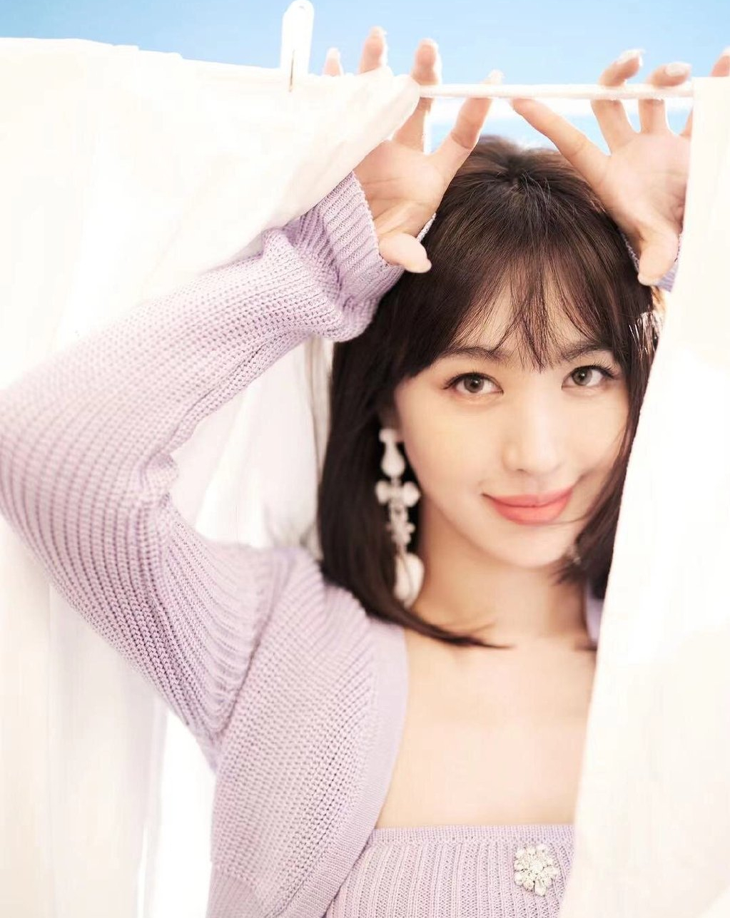 李菲儿一身紫色系穿搭气质佳 小露细腰超性感