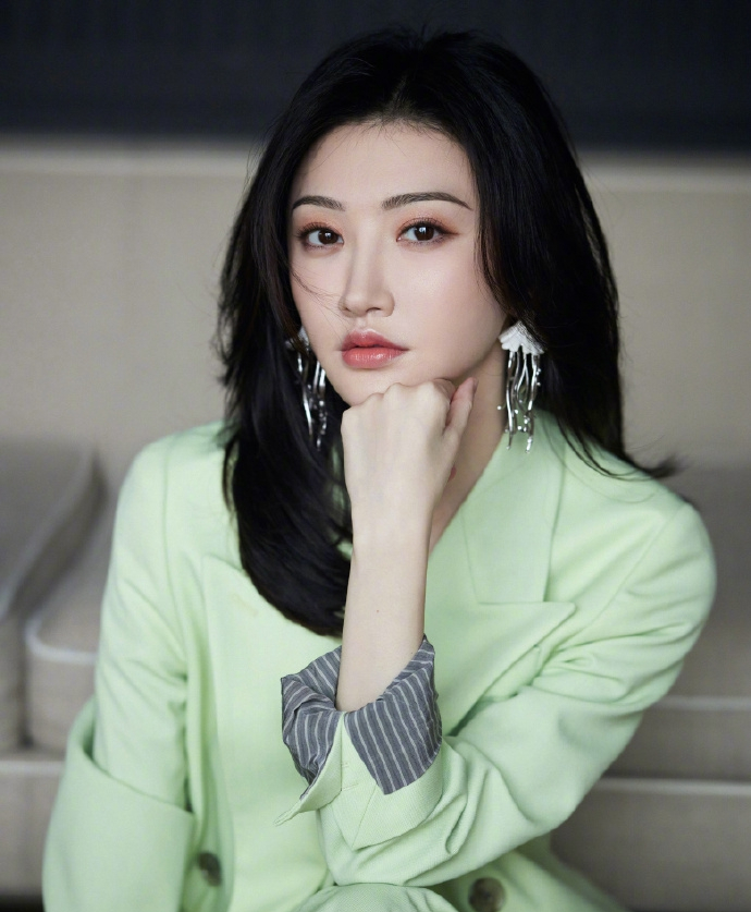 景甜西装配吊带解锁春日穿搭 完美天鹅颈一览无遗