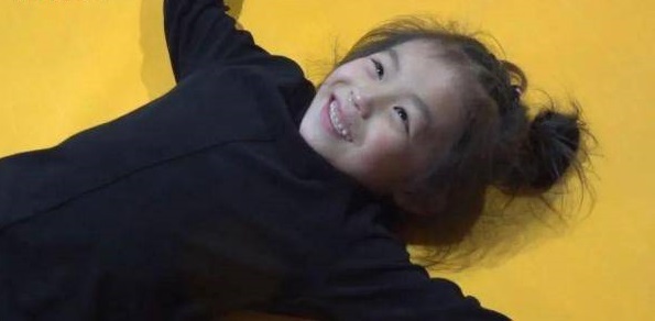 7岁女孩拥有腹肌