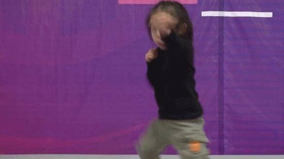 7岁女孩拥有腹肌