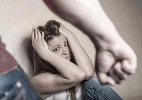 电梯内暴打妻女男子已被拘留
