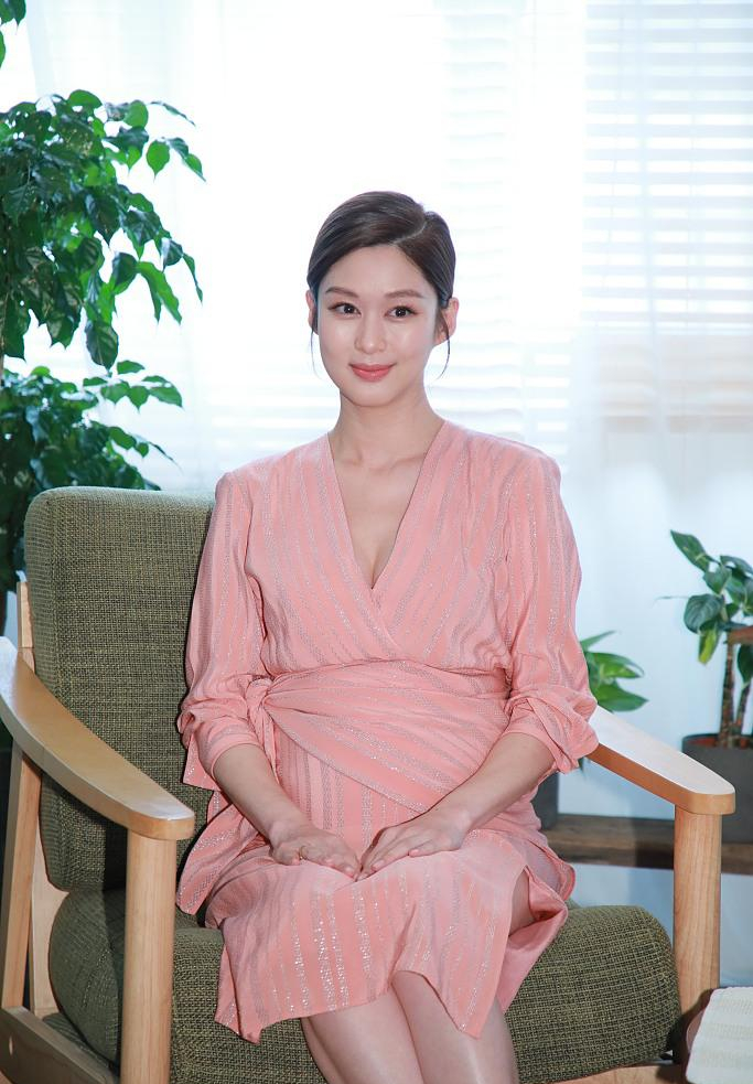 岑丽香肚大如箩粉裙显温柔 孕期踩高跟鞋工作超拼