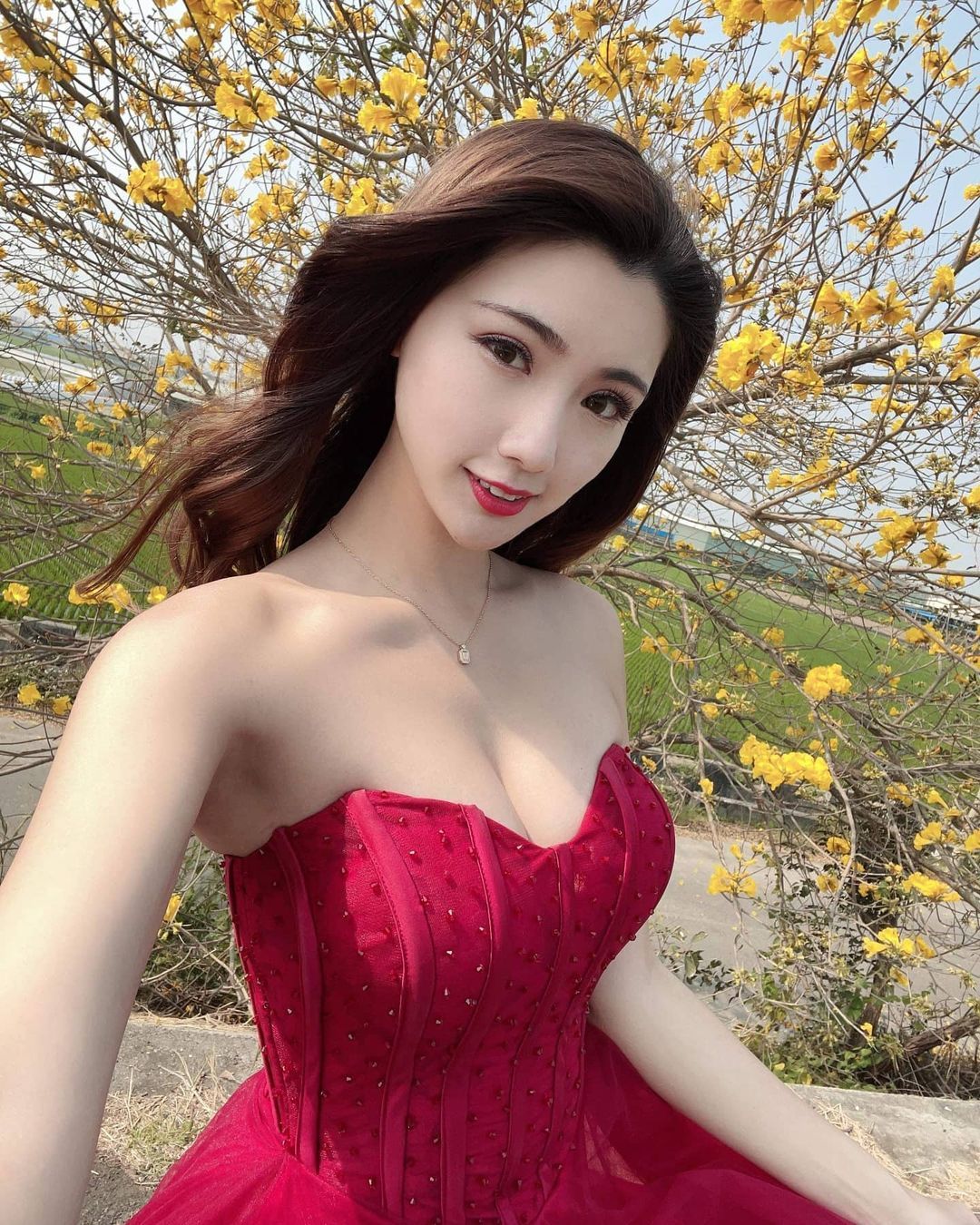 「气质正妹」客家擂茶体验,一字领秀「白嫩香肩」!