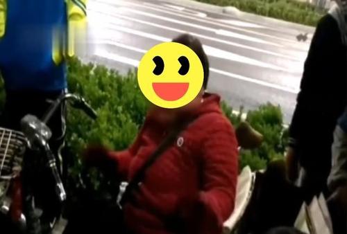 9岁姐姐阻止陌生女子带走弟弟被打