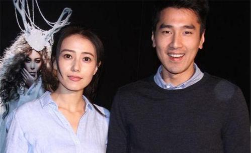 赵又廷高圆圆片场手拉手