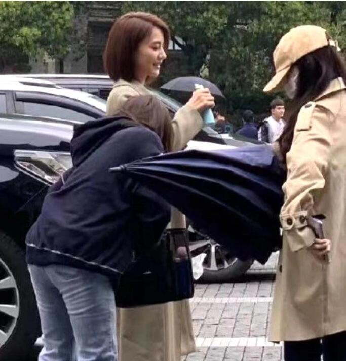 赵又廷高圆圆片场手拉手