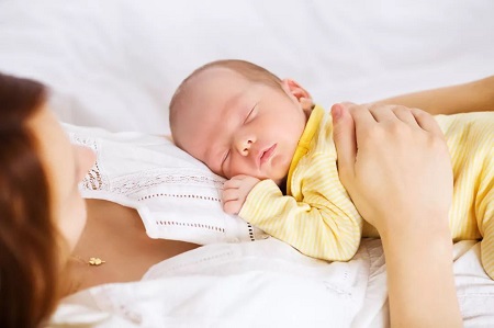 宝妈室外哺乳惹争议,女子威胁打算拍视频,喊话：有伤风气