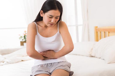 小肚子隐隐作痛怎么回事？这四个造成小腹痛的原因