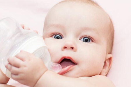 婴儿几个月添加辅食？科学膳食家长掌握这些信号