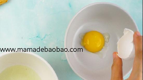 如何自制鸡蛋面膜（制作简易面膜）